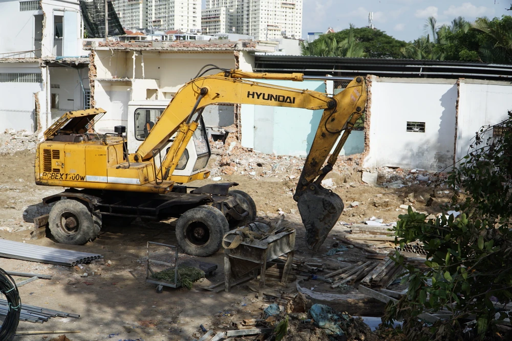 Cầu Phước Long cũng được thi công trở lại sau một thời gian thiếu mặt bằng. Ảnh: ĐÀO TRANG