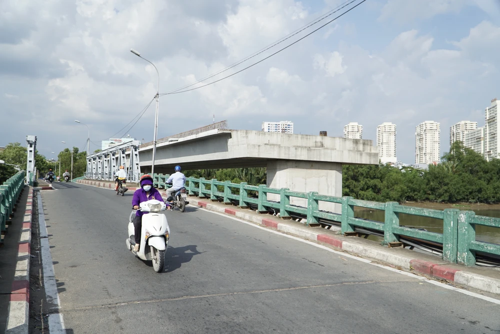 Dự án cầu Phước Long mới có dài 380 m, rộng 10,5 m. Tổng vốn đầu tư 398 tỉ đồng bằng vốn ngân sách nhà nước, thực hiện giai đoạn 2016 - 2019. Tuy nhiên, sau một thời gian tạm ngưng thi công, dự án này đã làm phát sinh thêm chi phí bồi thường.