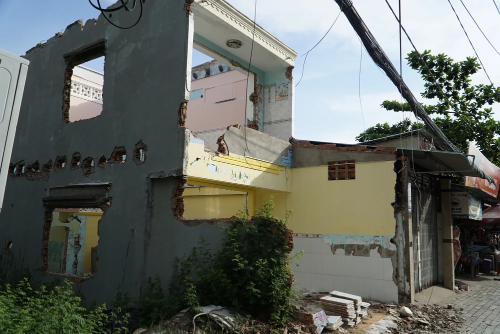 Những căn nhà đang được tháo dỡ