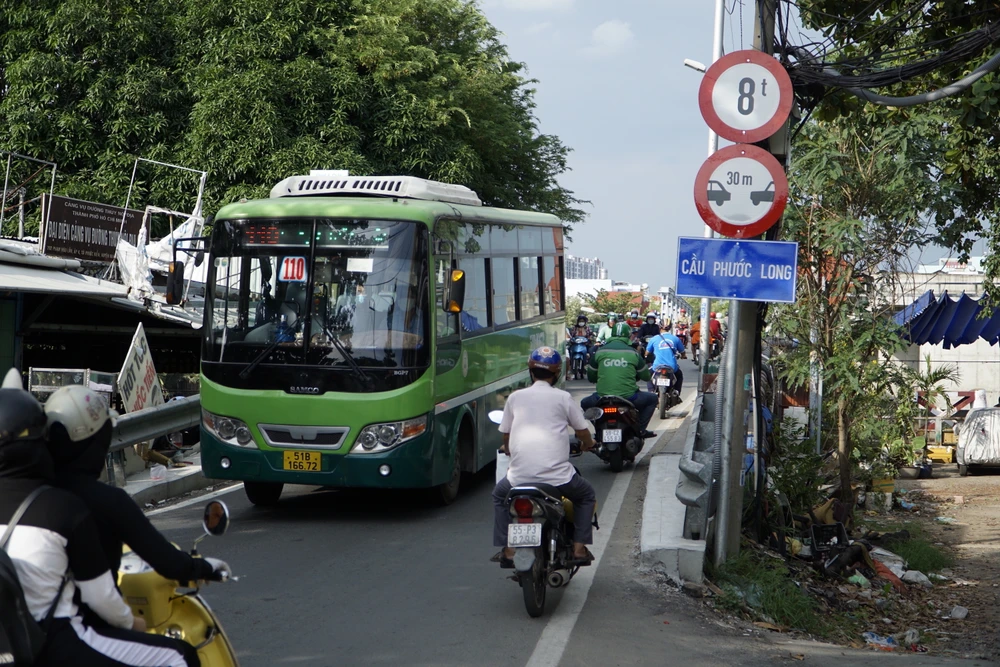 Cầu Phước Long thường xuyên ùn ứ, dù đó không phải là giờ cao điểm