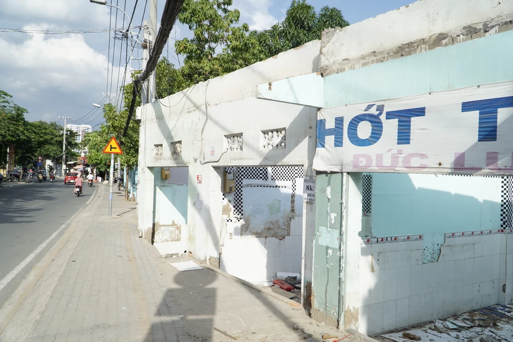 Người dân đang tháo dỡ công trình để bàn giao mặt bằng