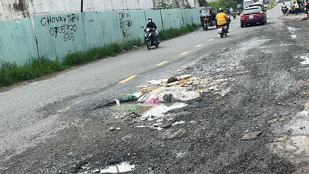 Ổ voi, ổ gà khá lớn khiến nhiều phương tiện phải né, gây mất an toàn giao thông. Ảnh: ĐT