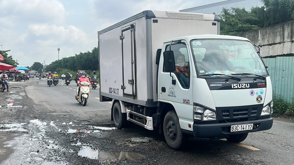 Đường Lã Xuân Oai kết nối với khu công nghệ cao, theo đó mật độ giao thông đi lại rất lớn. Ảnh: ĐT