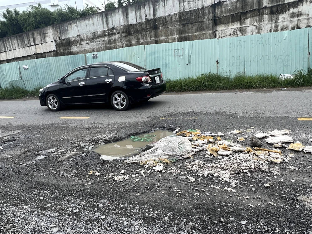 Các phương tiện phải né các ổ gà, nên khu vực này thường xuyên ùn ứ. Ảnh: ĐÀO TRANG