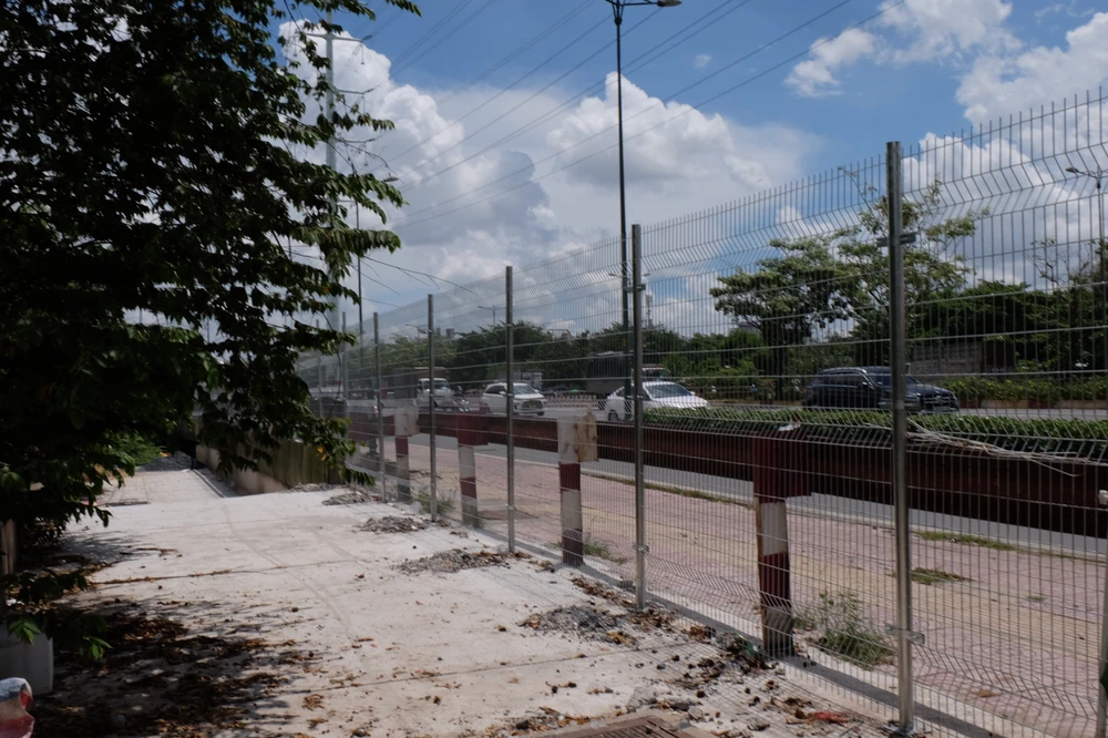 Khu vực cầu Rạch Lăng được rào chắn, trước đó khu vực này thường xuyên bị đổ rác trộm và đốt rác. Ảnh: ĐT