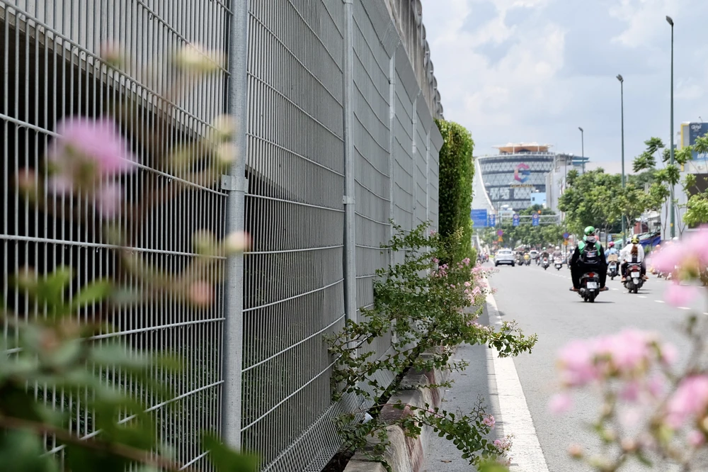 Dạ cầu Bình Lợi được rào chắn, tăng mảng xanh. Ảnh: ĐT