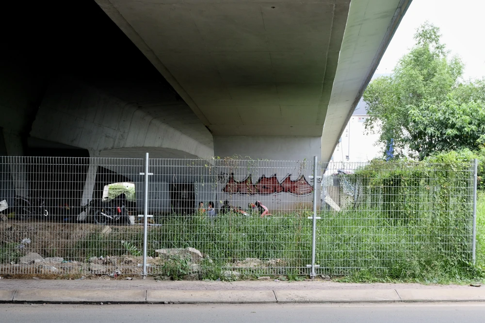 Cầu Rạch Chiếc cũng được xóa bỏ tình trạng lấn chiếm dạ cầu, tụ tập đông người. Ảnh: ĐT