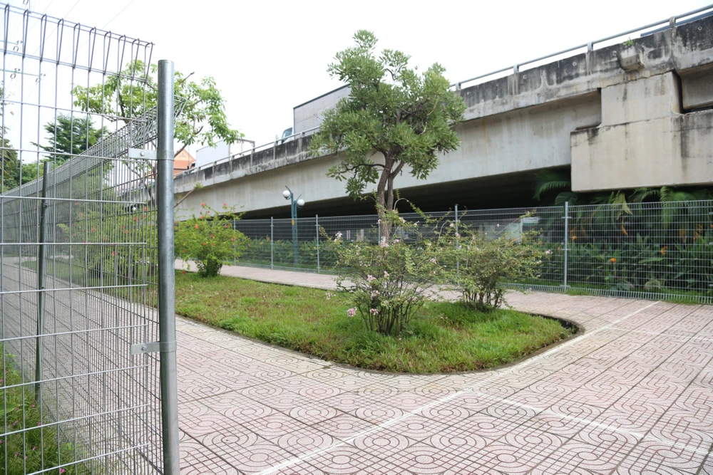 Mảng xanh, công viên dưới dạ cầu Bình Lợi đã được xây dựng thành công viên. Ảnh: ĐT