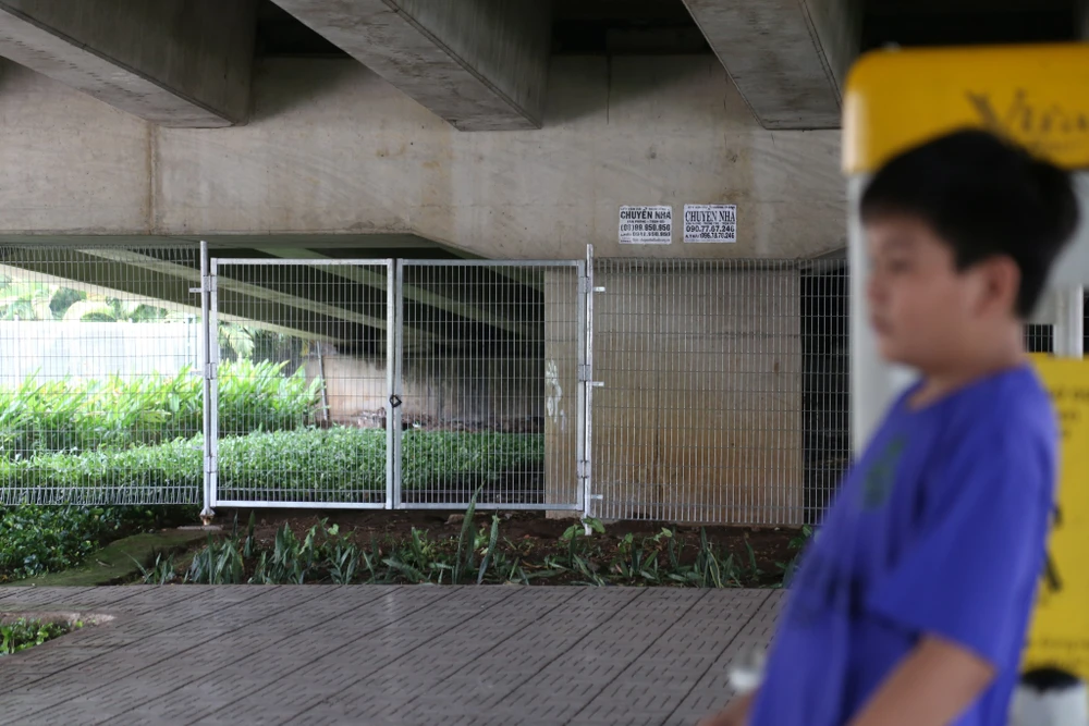 Người dân tới dạ cầu Bình Lợi để đi dạo, tập thể dục. Ảnh: ĐT