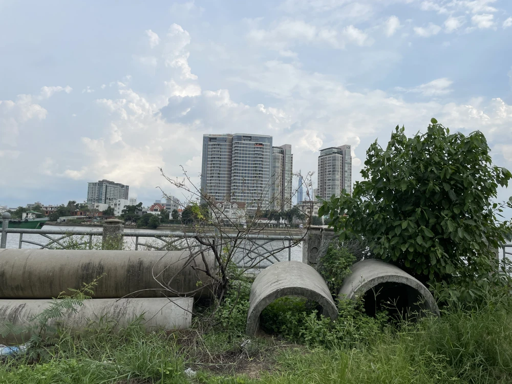 Khu vực thi công bỏ không, không có công nhân thi công. Ảnh: ĐT