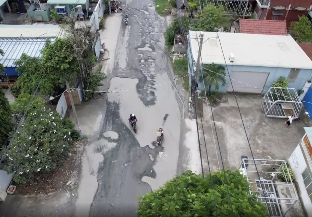 Đường Bưng Ông Thoàn nhiều vũng nước lớn, sâu. Ảnh: ĐT