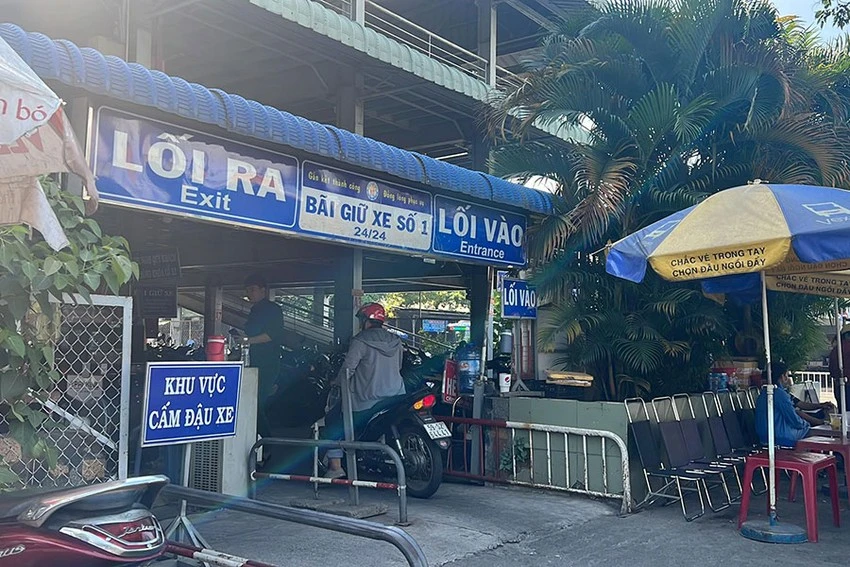 Nhà để xe lắp ghép ở Bến xe Miền Đông cũ, quận Bình Thạnh đã phát huy hiệu quả. Ảnh: ĐÀO TRANG