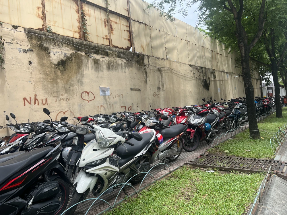 Sở GTVT trình UBND TP về việc đề nghị xây dựng nghị quyết ban hành mức thu phí sử dụng tạm thời lòng đường, hè phố. Ảnh: ĐT