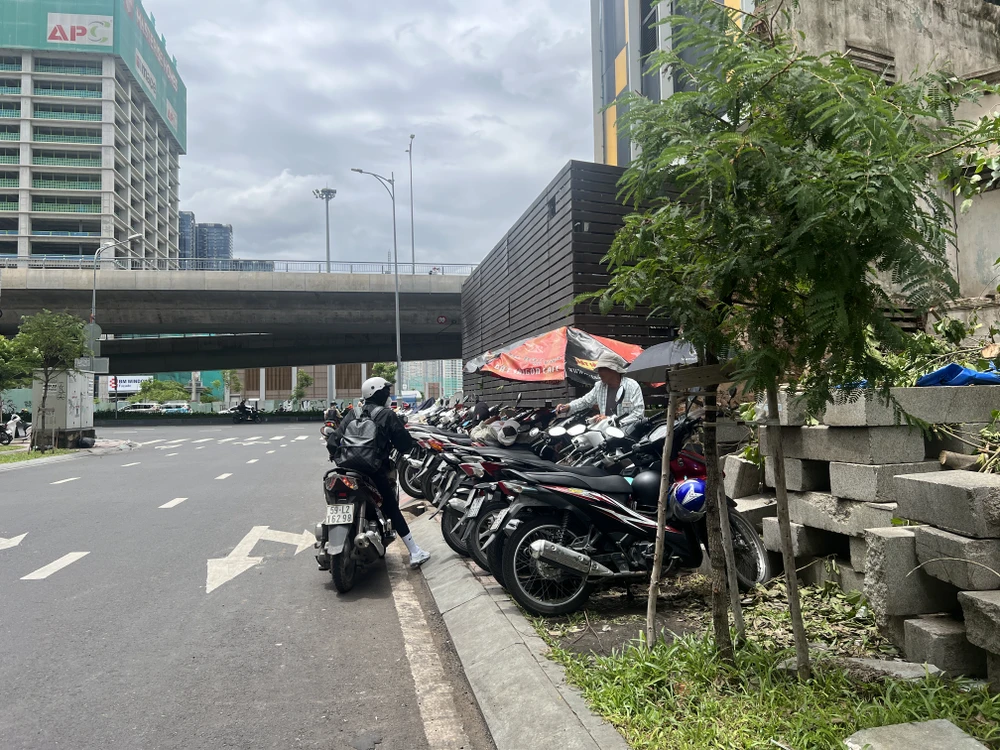 Đường kết nối ra đường Tôn Đức Thắng cũng có bãi giữ xe tự phát. Ảnh: ĐÀO TRANG