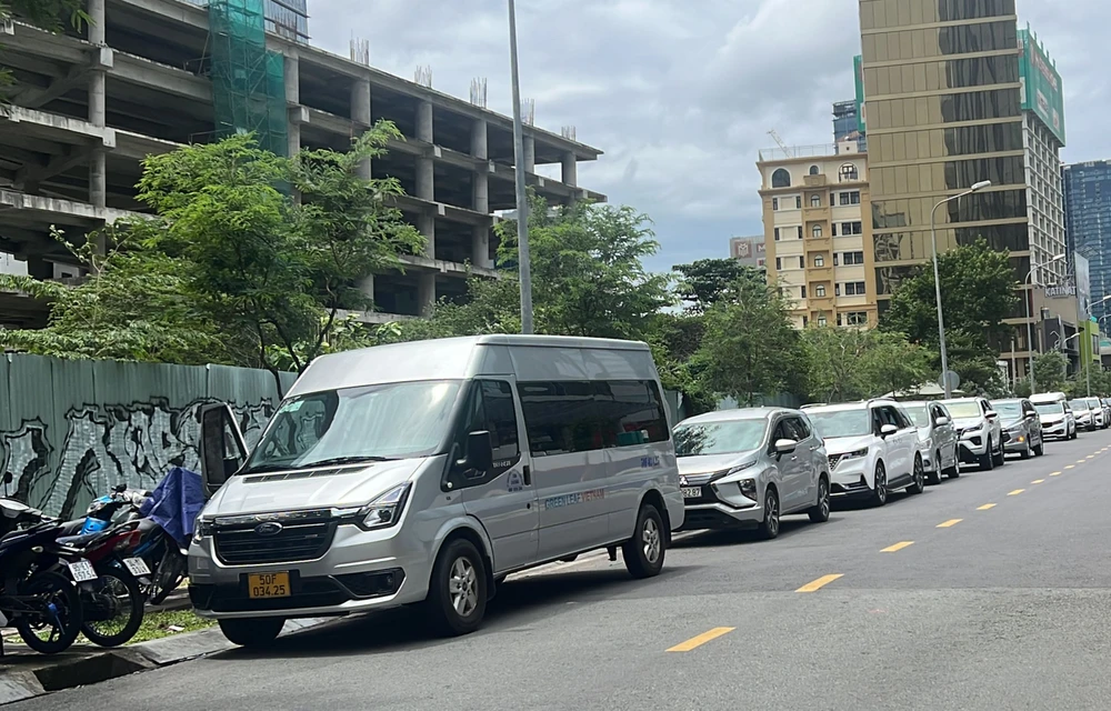 Ô tô đậu kín đường Nguyễn Siêu, quận 1. Ảnh: ĐÀO TRANG