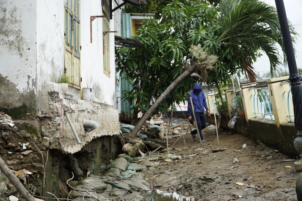 Hiện nay khu vực sạt lở kênh Thanh Đa đang được rào chắn để đảm bảo an toàn, toàn bộ các hộ dân đã được di chuyển về nơi an toàn. Ảnh: ĐÀO TRANG