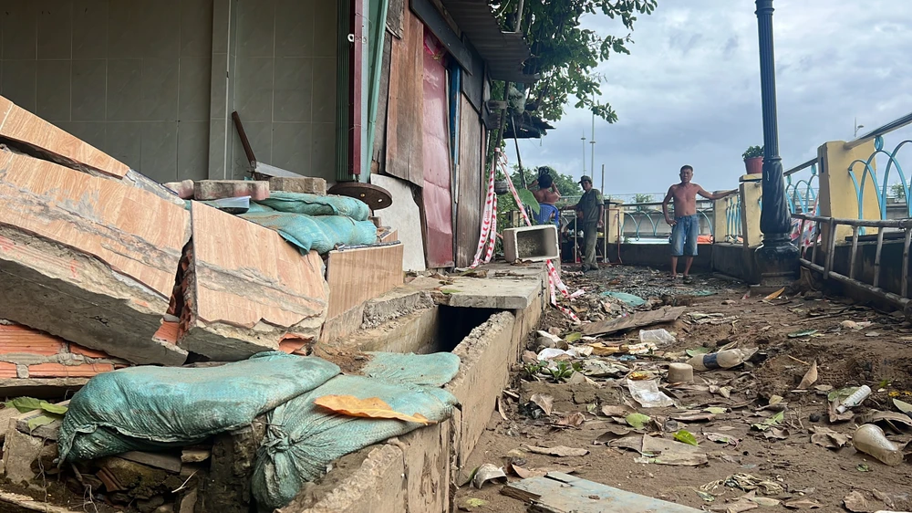 Nhiều đoạn sụp lún sâu, nhà cửa bị nứt toác. Ảnh: ĐÀO TRANG