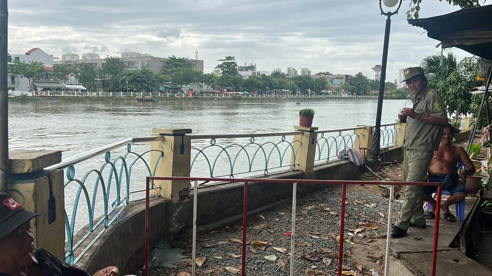 Khu vực sạt lở được ngăn lại để người dân không đi vào khu vực nguy hiểm. Ảnh: ĐÀO TRANG