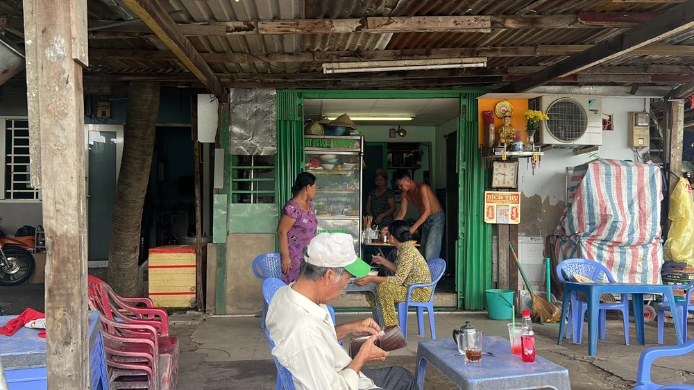 Một số hộ dân cách bờ kênh khoảng 20 mét khá lo lắng về vụ việc sạt lở, mong TP sớm có phương án khắc phục. Ảnh: ĐÀO TRANG