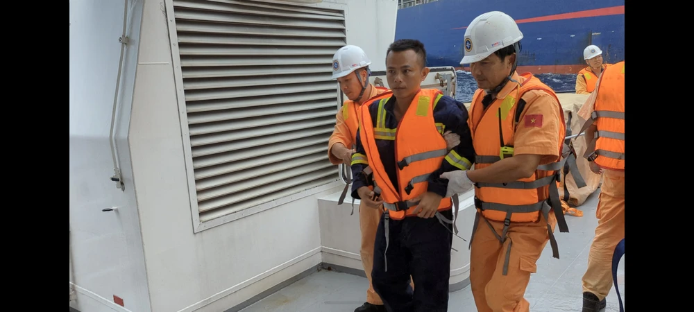 Tiếp nhận nạn nhân từ tàu nước ngoài đưa lên tàu SAR 413 tiến hành cấp cứu và chăm sóc y tế ban đầu. Ảnh: CTV