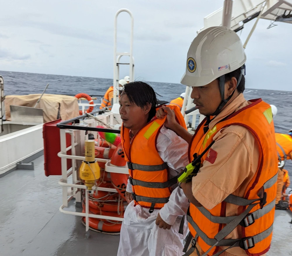 Các nạn nhân sẽ di chuyển từ tàu SAR 413 lên Trạm y tế Côn Đảo tiếp tục điều trị. Ảnh: CTV