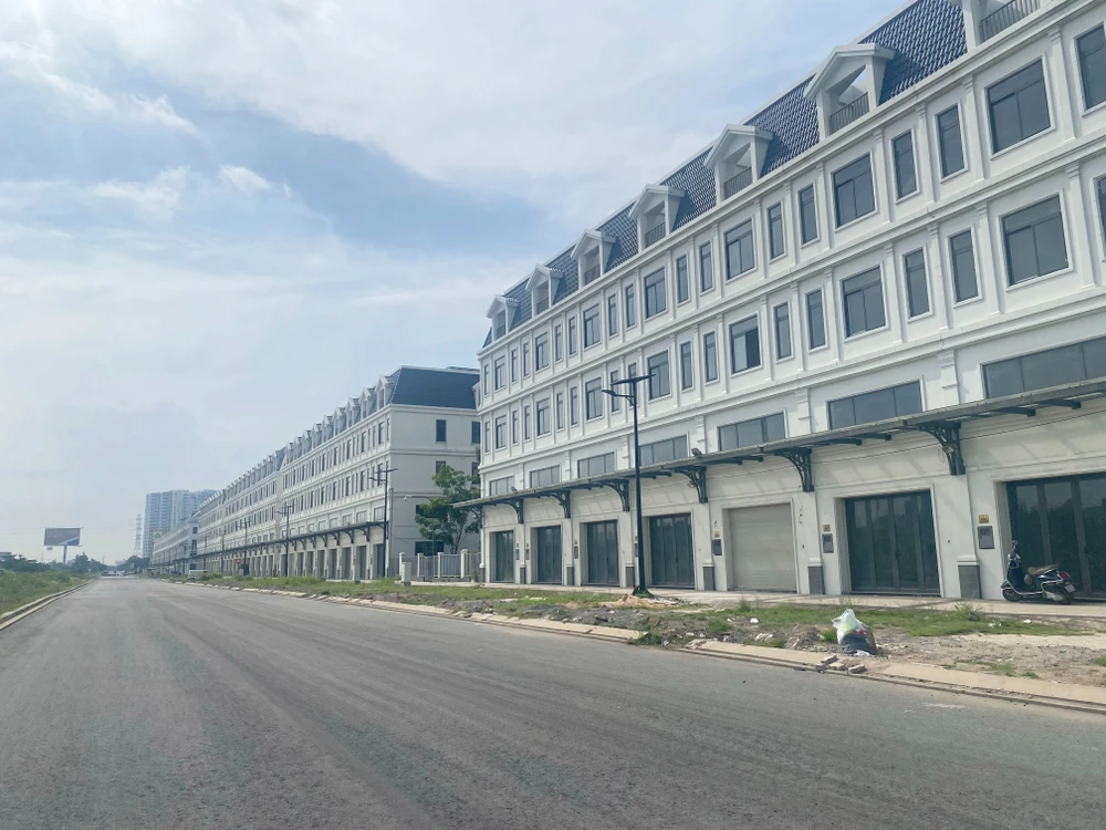 Dự án chia làm hai giai đoạn. Giai đoạn 1 có điểm đầu là đường Mai Chí Thọ và điểm cuối là đường Đỗ Xuân Hợp và đoạn 2 có điểm đầu là đường D11 và điểm cuối là vành đai 2. Trên dự án này có ba cây cầu gồm: Bà Dạt, Mương Kênh, Bà Hiện. Ảnh: ĐT