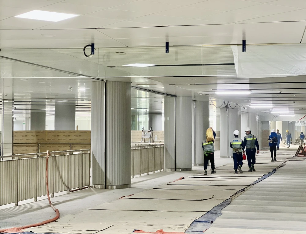 Lối hành lang đi lại ga ngầm Bến Thành, tuyến metro số 1. Ảnh: MAUR