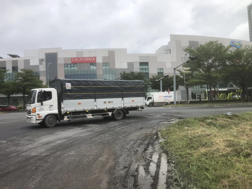 Đường Nguyễn Văn Linh có mật độ phương tiện đi lại lớn.