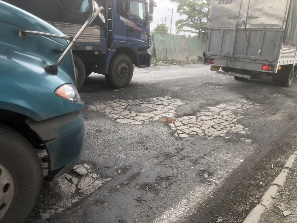 Ban Giao thông cho biết sẽ yêu cầu các đơn vị sửa chữa, dặm vá đường ngay để đảm bảo an toàn