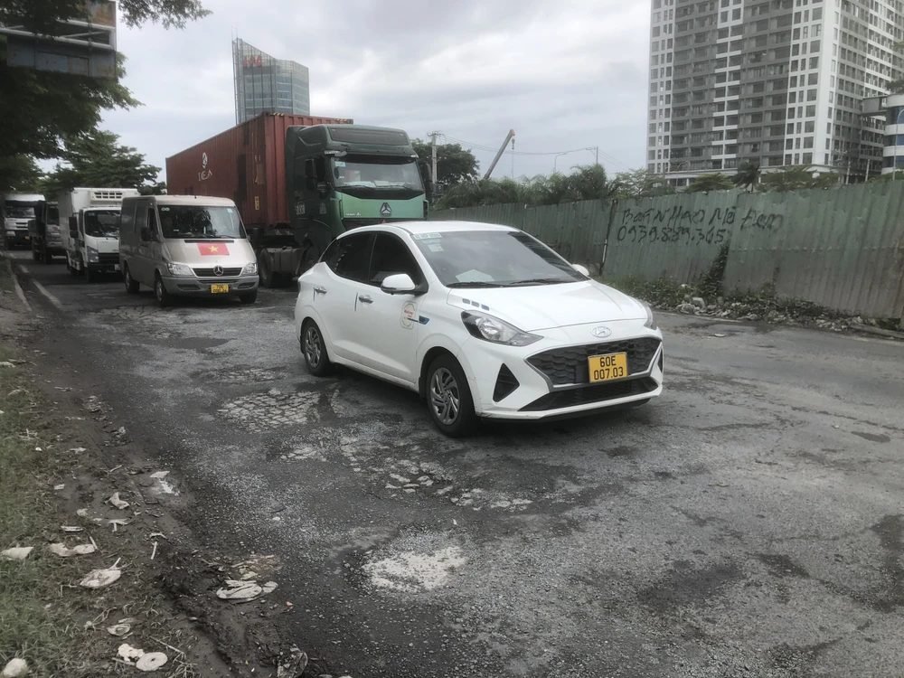 Đường Nguyễn Văn Linh có mật độ giao thông rất lớn nên thường xuyên hư hại