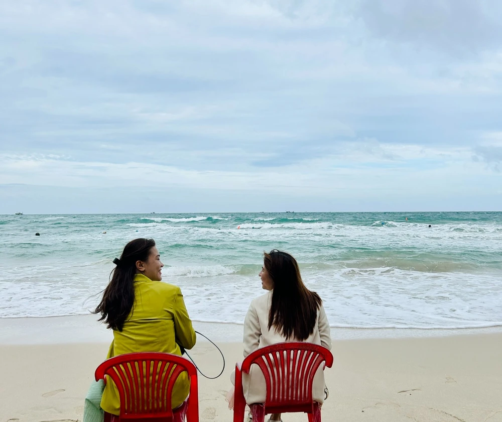 Du khách có thể ngồi uống nước, nghe sóng biển. Ảnh: ĐÀO TRANG Du khách có thể ngồi uống nước, nghe sóng biển. Ảnh: ĐÀO TRANG