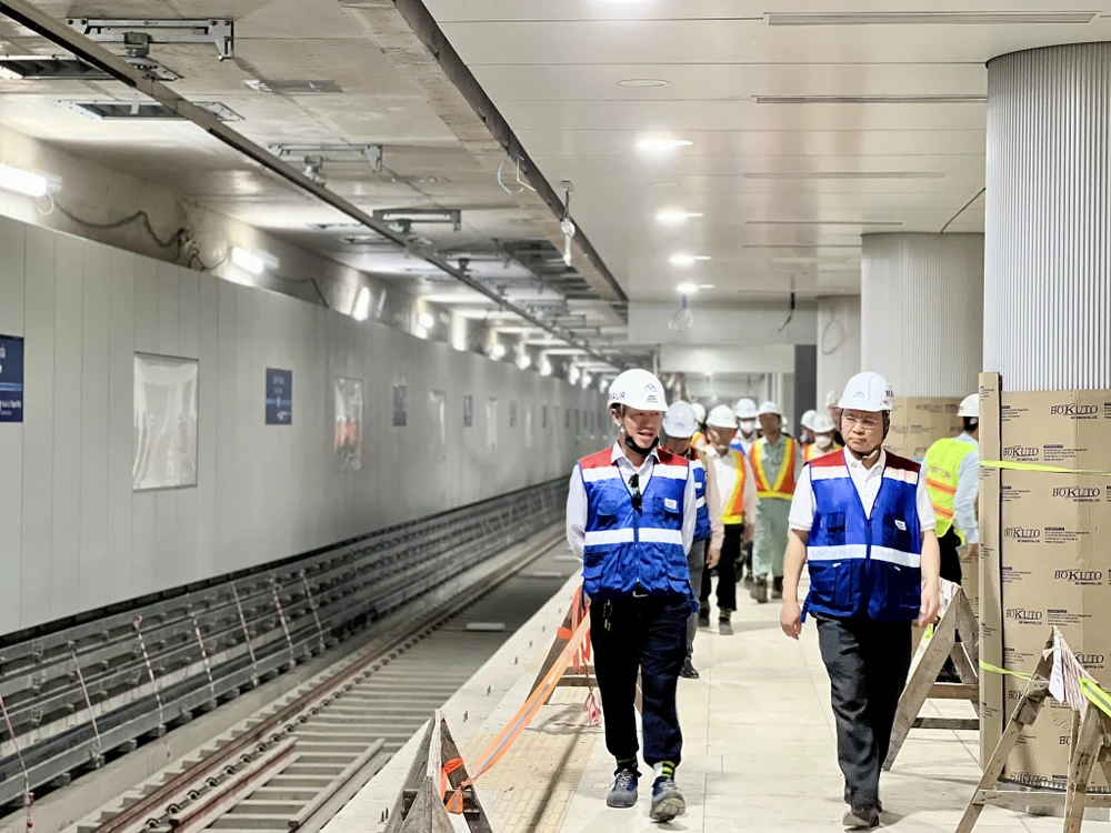 Ông Hiển đi khảo sát dọc đường ray - nơi lên xuống hành khách. Ảnh: MAUR