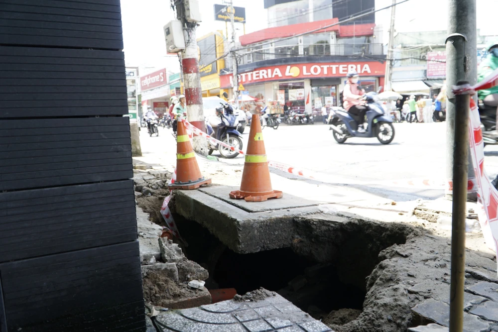 Hố sâu khoảng 2 m, hiện đang được đơn vị thi công sửa chữa. Ảnh: ĐT