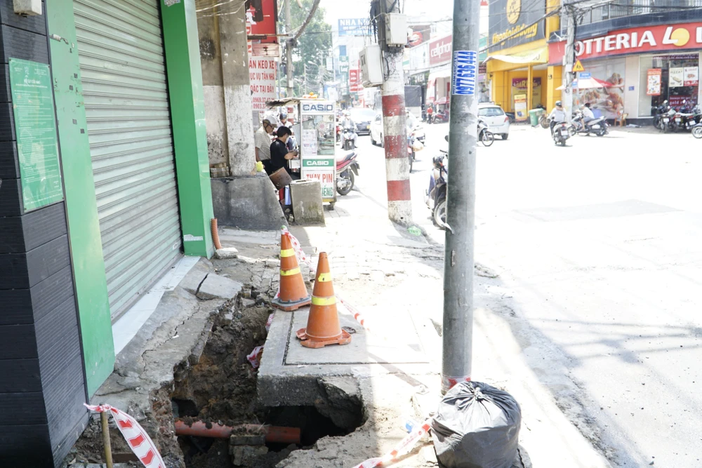 Đơn vị thi công nhanh chóng có mặt, căng dây cảnh báo. Ảnh: ĐT