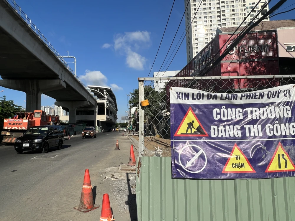 Hiện nay các đơn vị đang tích cực thi công, người dân được lưu thông tạm thời. Ảnh: ĐT