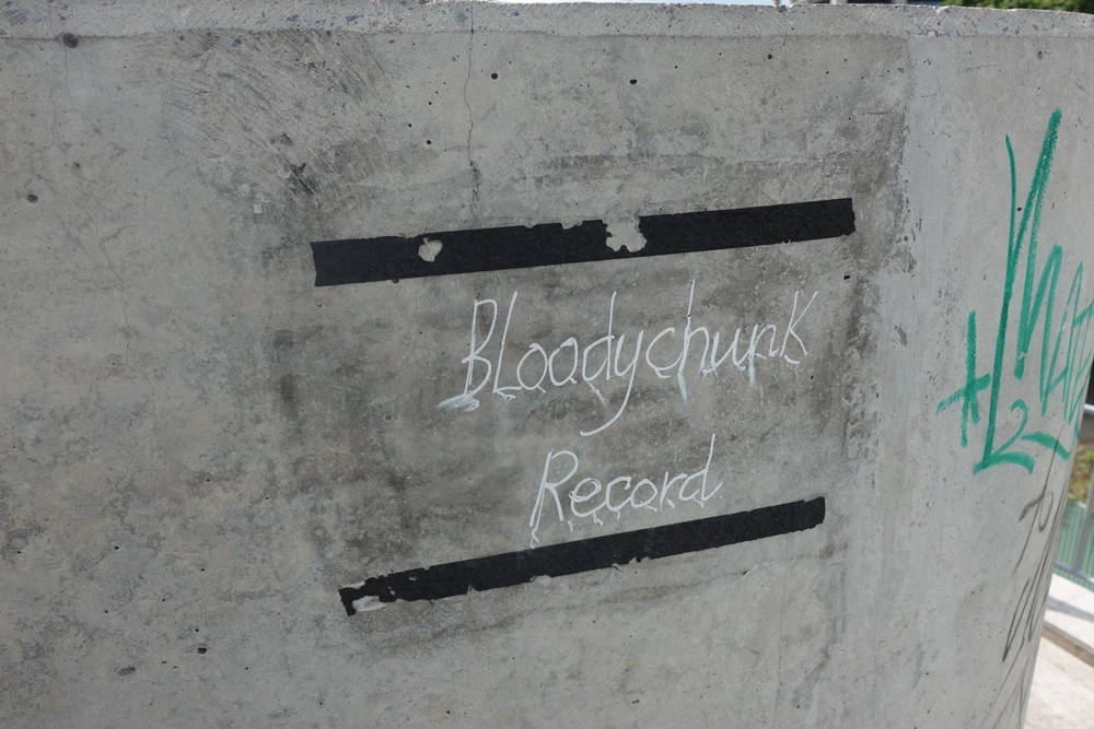 Trung tâm Quản lý Hạ tầng giao thông đường bộ cho biết tình trạng vẽ bậy diễn ra liên tục, xóa hình cũ là có ngay hình mới. Ảnh: ĐT