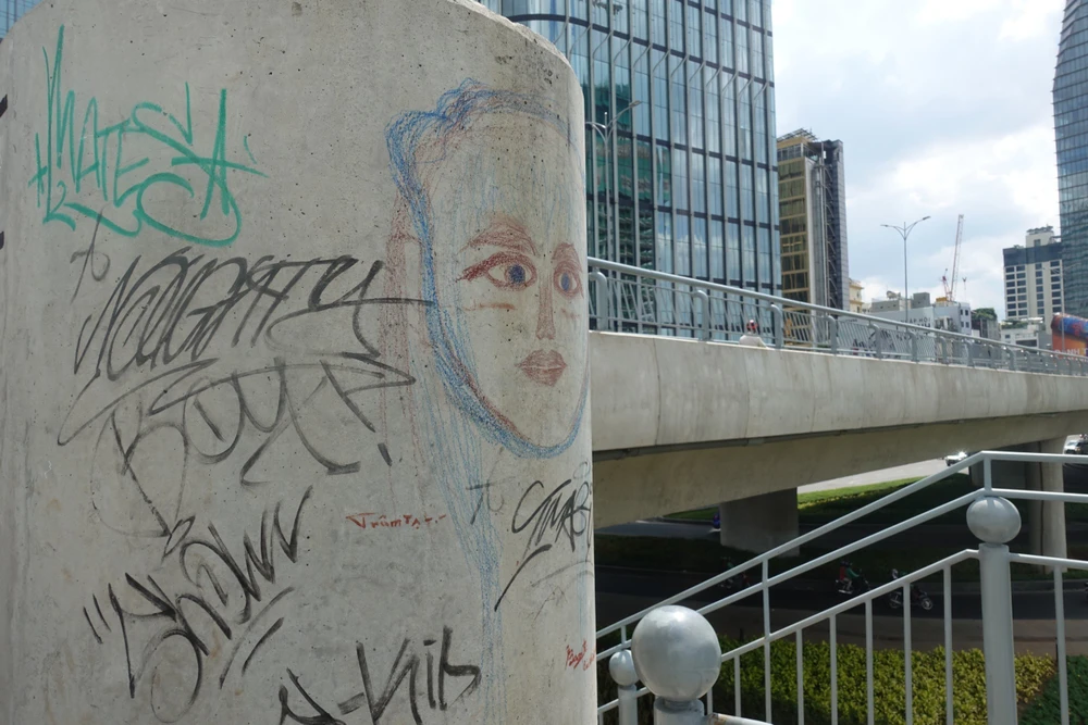 Cầu Ba Son được đưa vào hoạt động từ năm 2022, tên gọi cũ là cầu Thủ Thiêm 2. Báo chí đã nhiều lần phản ánh cây cầu này bị vẽ bẩn. Ảnh: ĐT