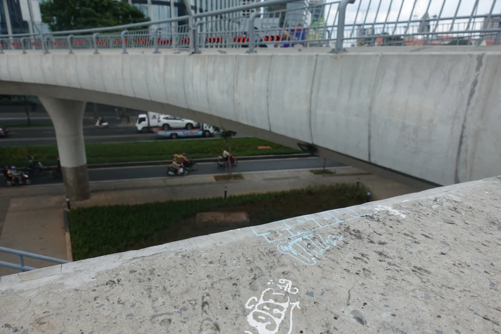 Trước mắt, Trung tâm Quản lý Hạ tầng giao thông đường bộ sẽ tiếp tục chùi rửa để đảm bảo mỹ quan đô thị. Ảnh: ĐT