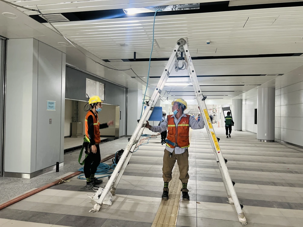 Các công nhân đang lắp đặt hệ thống chiếu sáng.