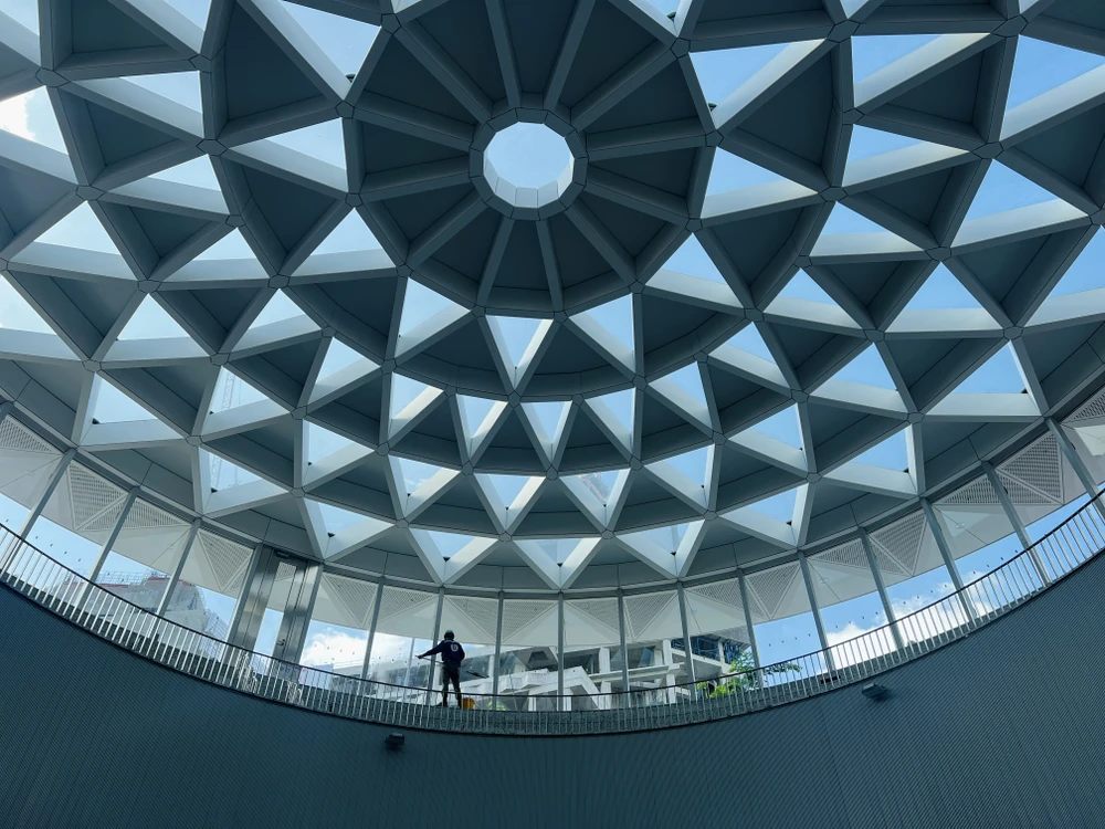 Công nhân dự án đang tiến hành lau kính cho giếng trời. Các hạng mục như lát gạch, ốp nền, hoàn thiện giếng trời đã được hoàn tất.