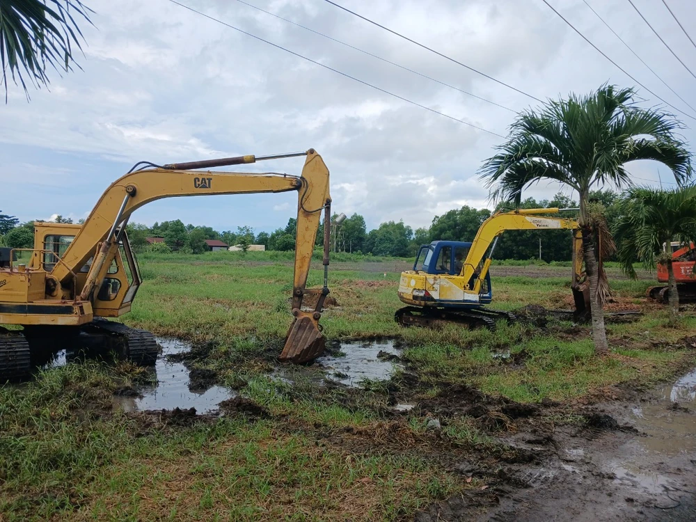 Các hạng mục được triển khai như làm phần đường, đóng cọc, gia cố đất... ở huyện Bình Chánh.