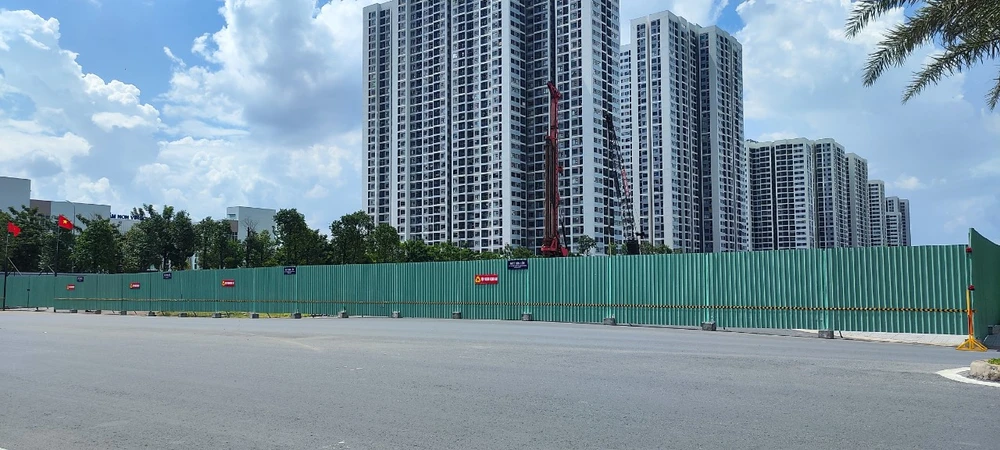 Phía ngoài công trường khu vực Vinhomes Grand Park.