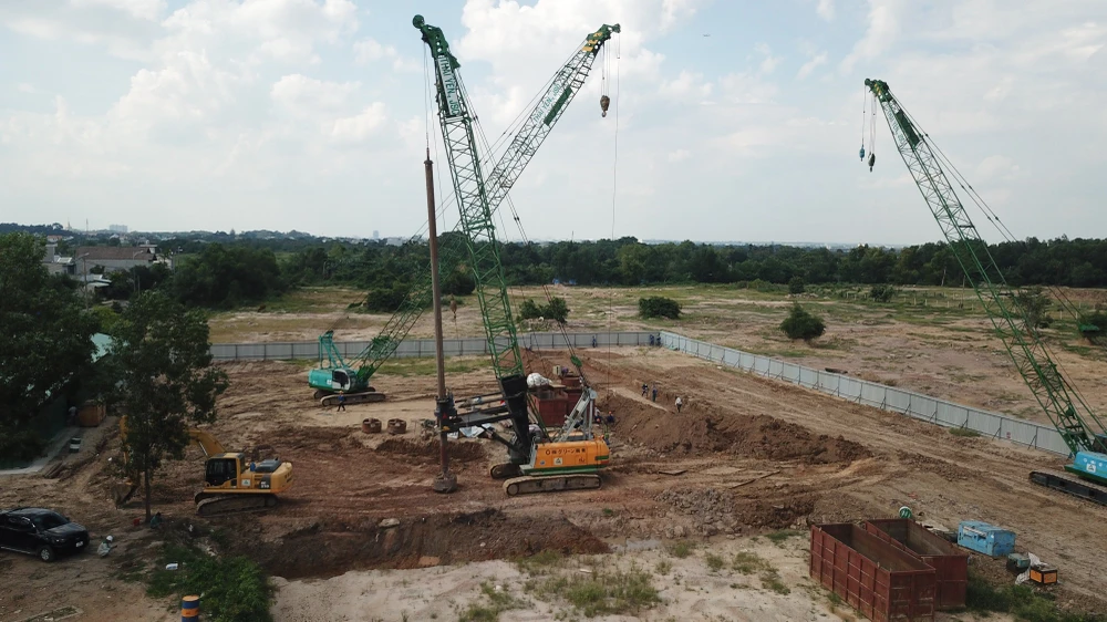 Các công việc chính bao gồm xử lý đất nền yếu, khoan cọc