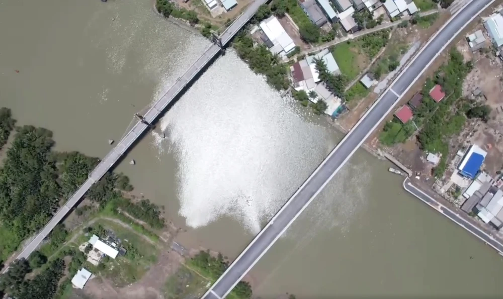 Cầu Vàm Sát 2 cũng sẽ tăng khả năng lưu thông hàng hóa giữa huyện Cần Giờ với huyện Cần Giuộc (Long An) và huyện Gò Công (Tiền Giang) thông qua bến phà Vàm Sát - Tân Tập, nối vào Quốc lộ 50.