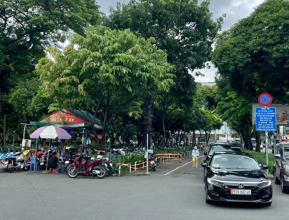 TP đang rà soát các bãi đậu xe trên đất công, công viên. Ảnh:ĐT