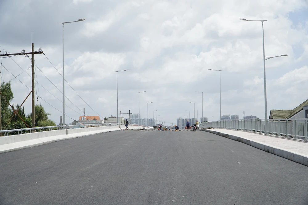 Cầu Long Kiểng có chiều dài hơn 300 m, rộng 18-29 m, đường dẫn vào cầu khoảng 660 m.