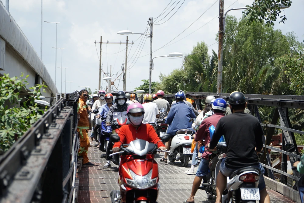 Cầu Long Kiểng cũ bị quá tải, xuống cấp và thường xuyên ùn ứ.