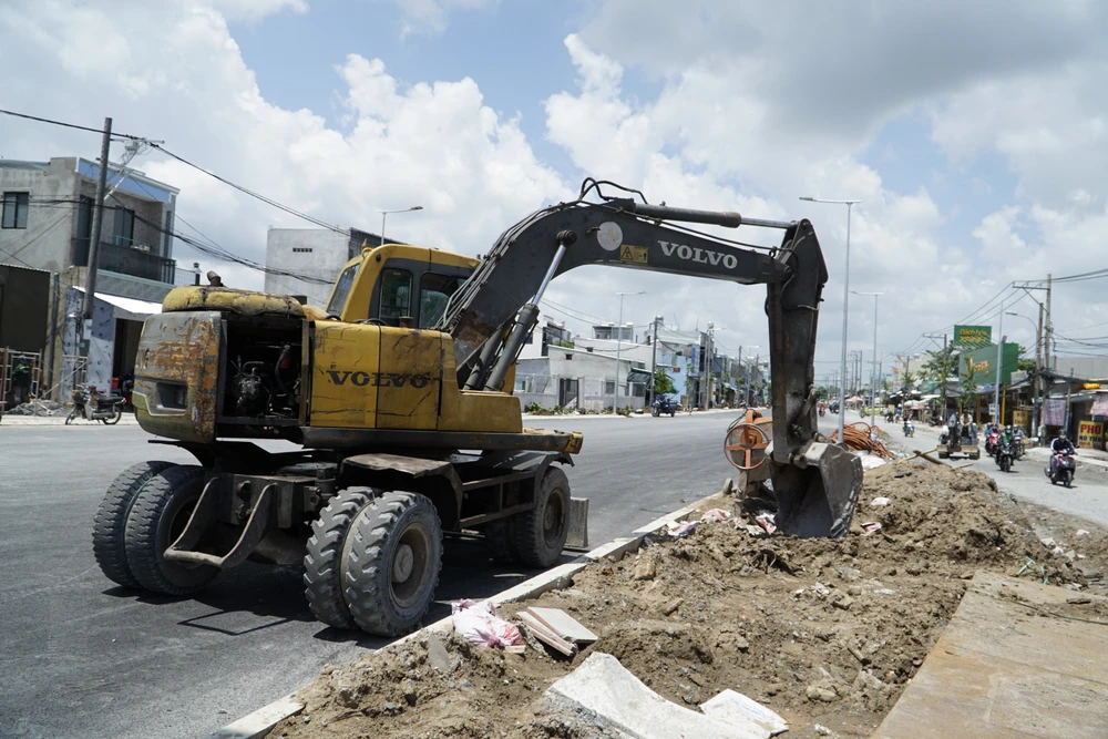 Hệ thống chiếu sáng, cây xanh đang được đơn vị thi công hoàn thiện.