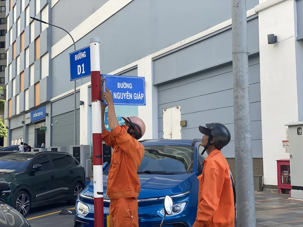 Ngay sau buổi lễ, TP.HCM đã tổ chứng gắn biển tên đường. Ảnh: ĐÀO TRANG