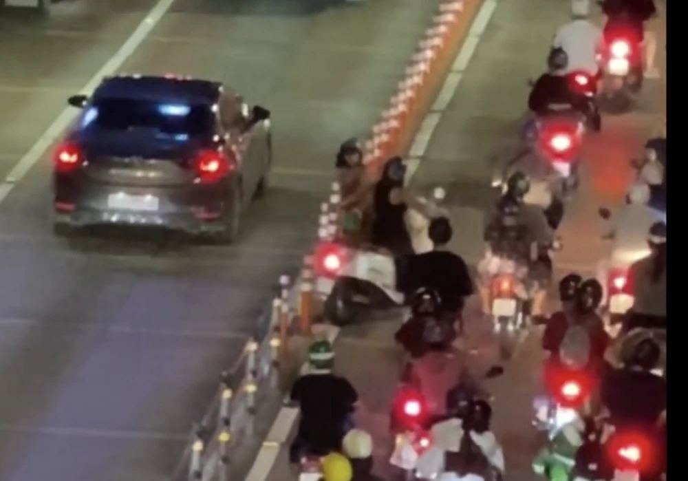 Hai cô gái chuyển làn từ ô tô qua xe máy. Ảnh chụp màn hình: ĐT